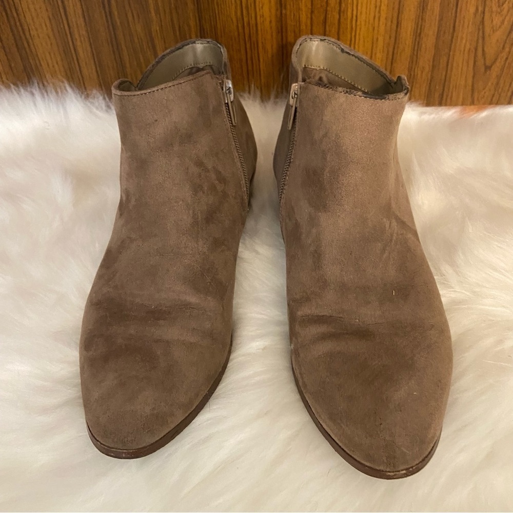 Sears women’s tan coloured heeled booties in size 8